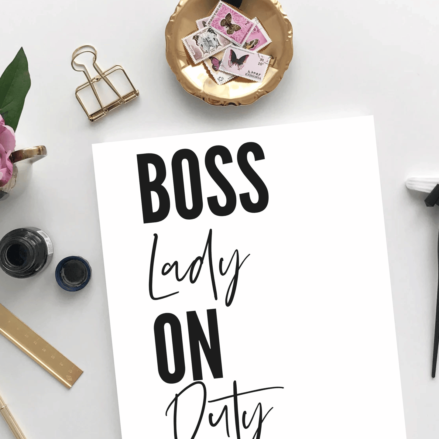 Póster inspirador sin marco Boss Babe on Duty para espacios de trabajo y oficina