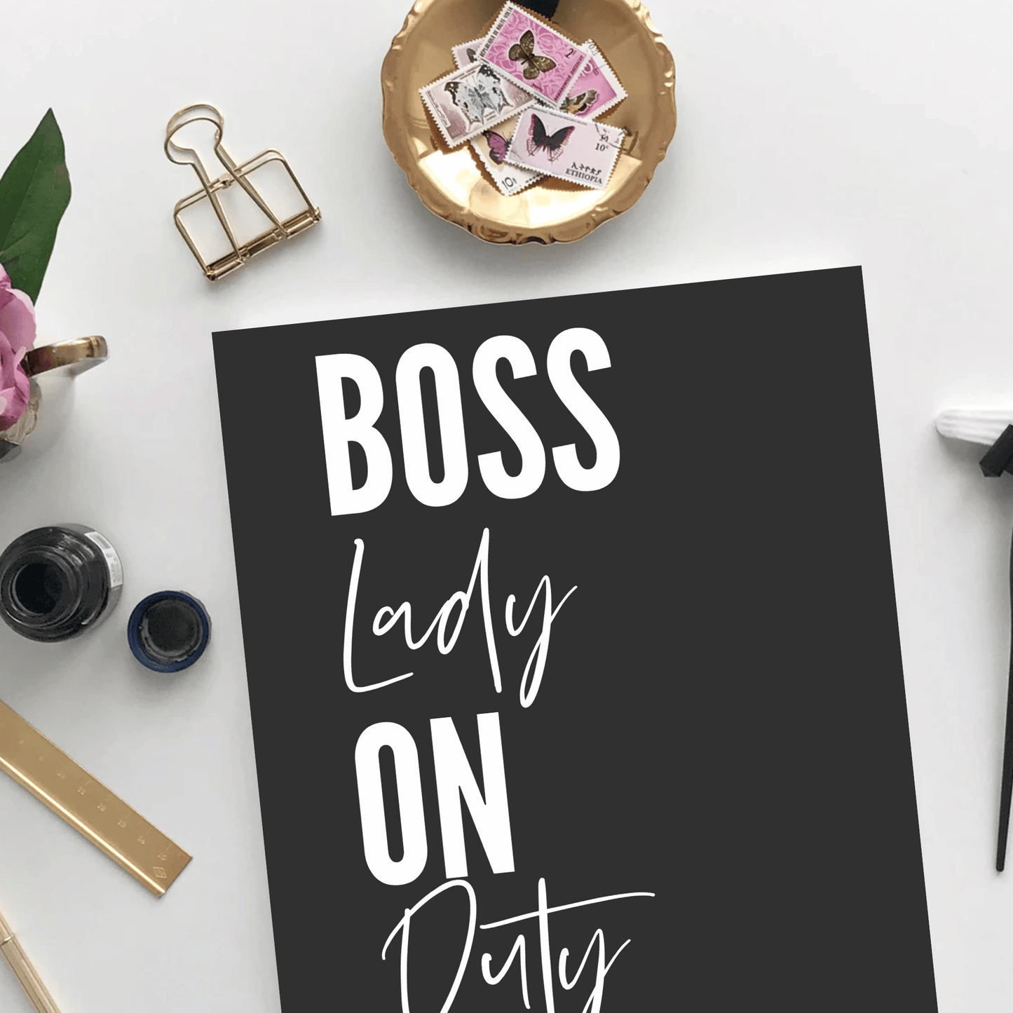 Póster inspirador sin marco Boss Babe on Duty para espacios de trabajo y oficina