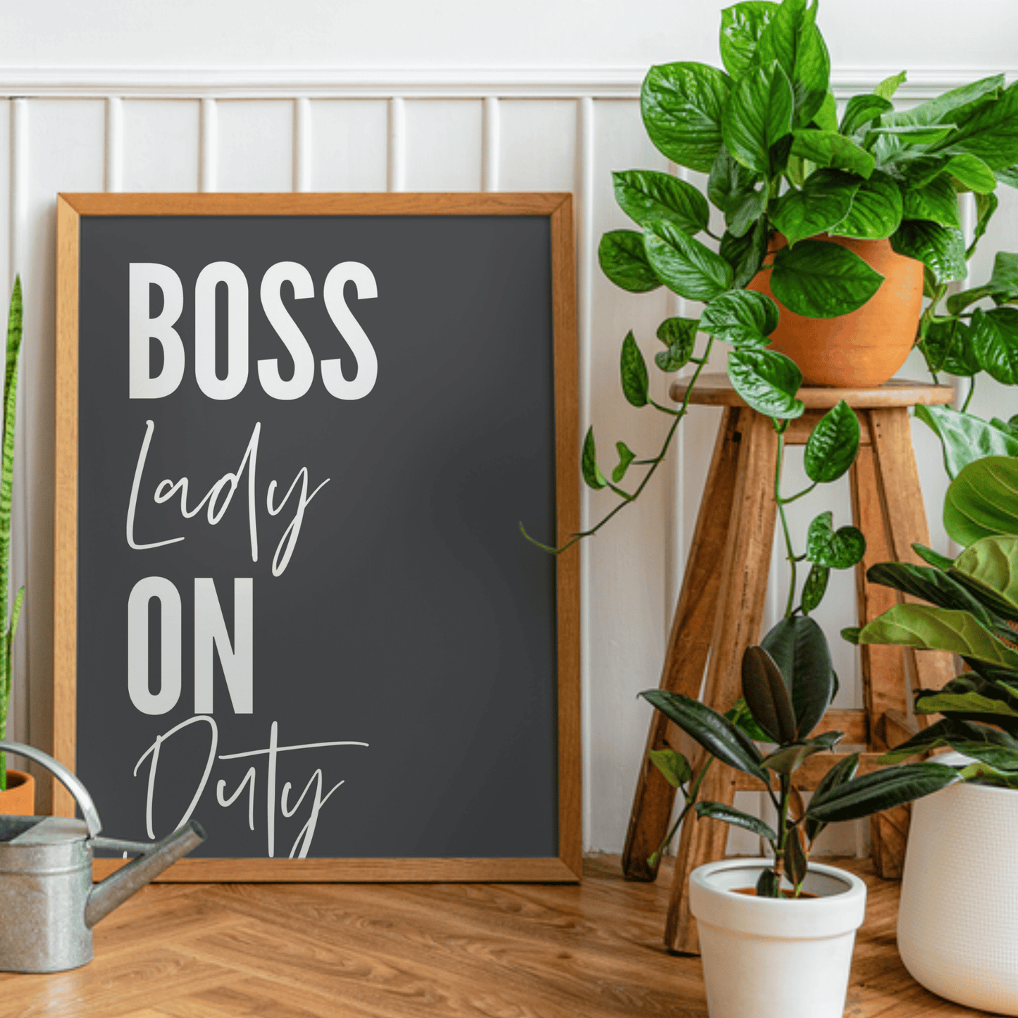 Póster inspirador sin marco Boss Babe on Duty para espacios de trabajo y oficina